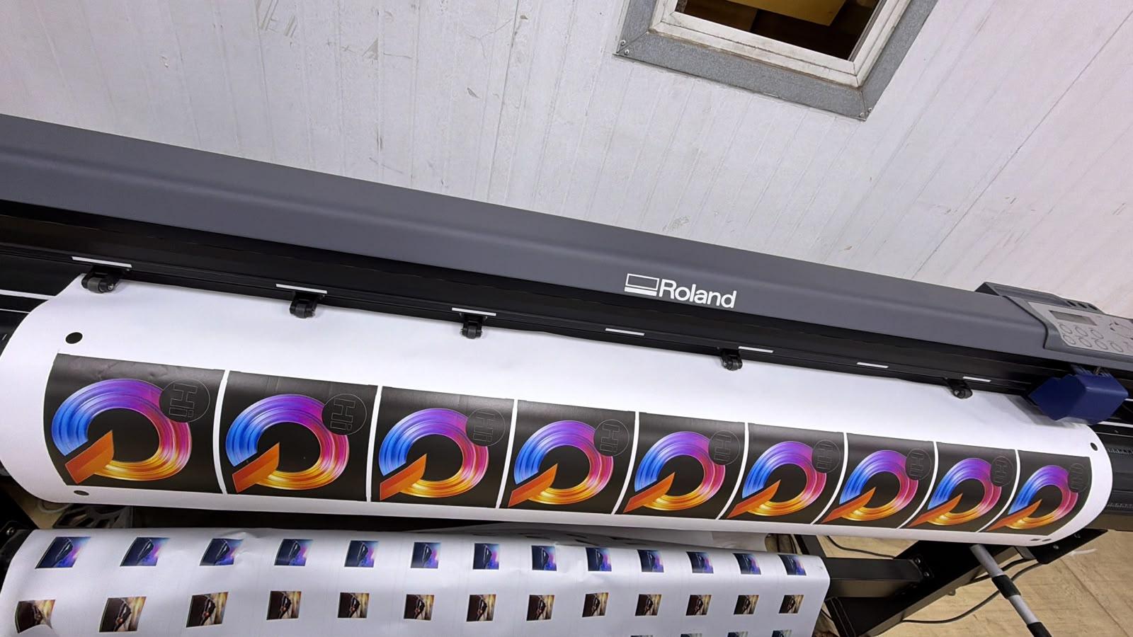À l’atelier : impression grand format des logos Hi-QLED.