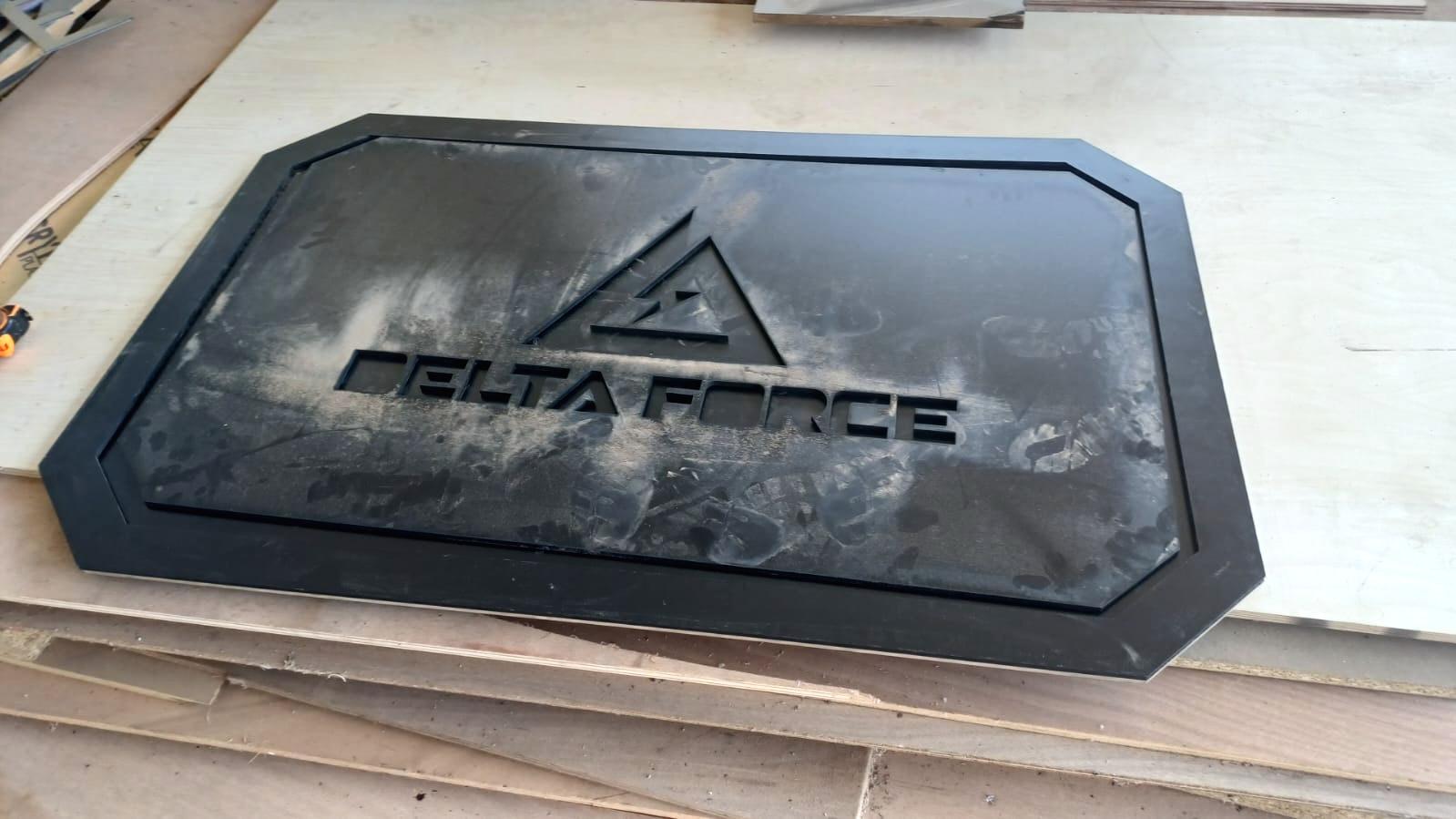 À l’atelier : plaque logo Delta Force usinée en CNC.