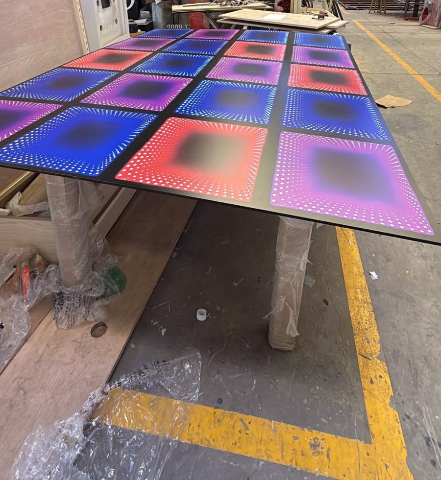 À l’atelier : le sol LED à effet d’infini, en fabrication.