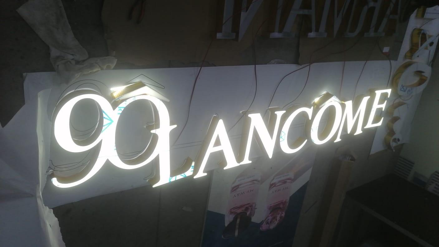 À l’atelier : l’enseigne lumineuse « 90 Lancôme » testée avant le départ.