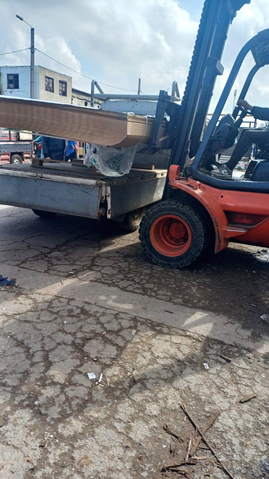Chargement d’un camion au chariot élévateur.