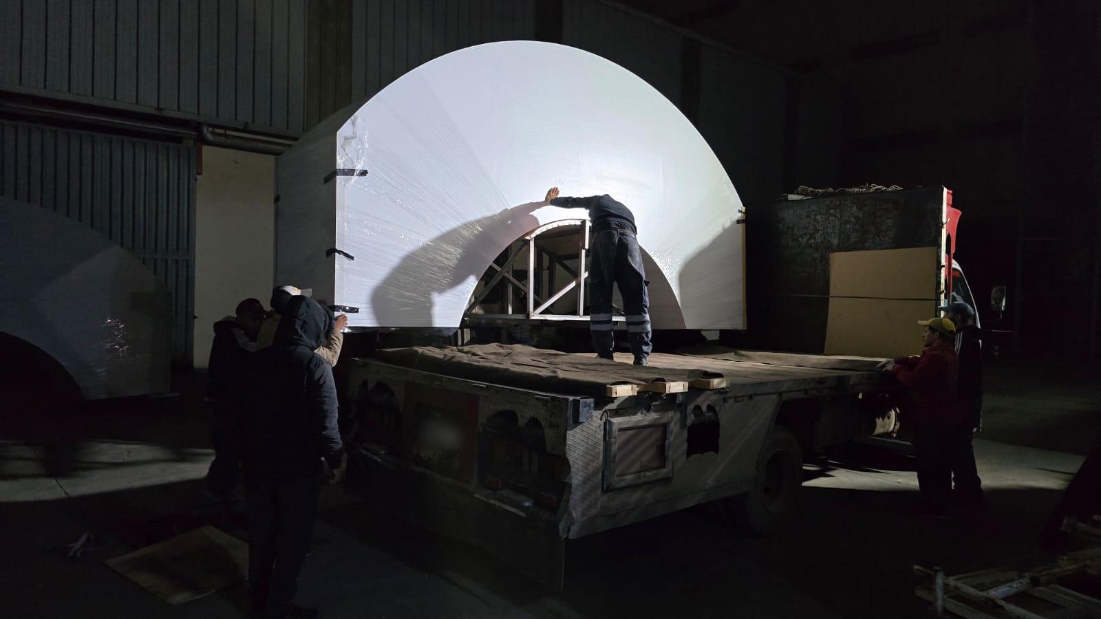 Chargement de nuit d’une arche sur un plateau, devant l’atelier.