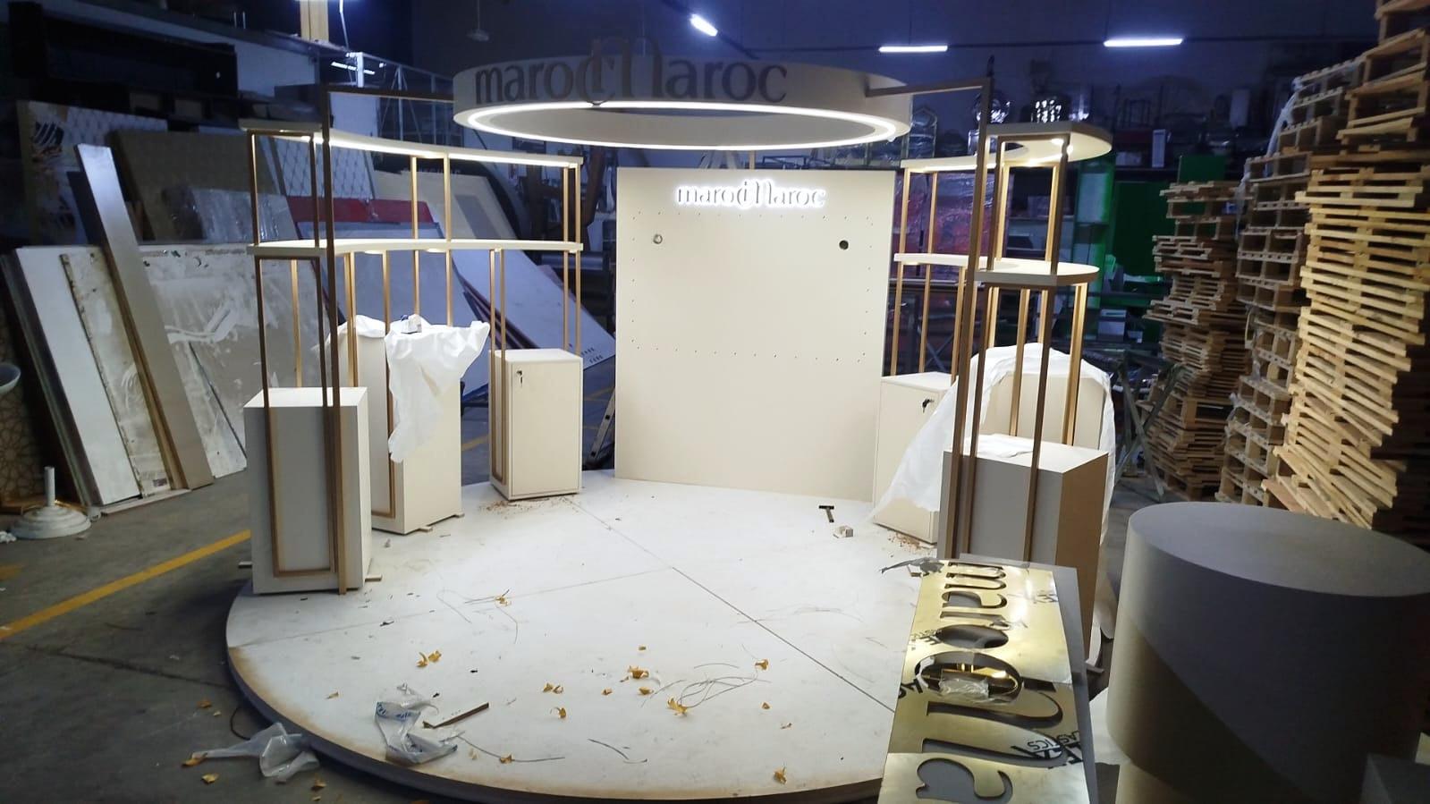 Stand circulaire monté à blanc à l’atelier, avant livraison.