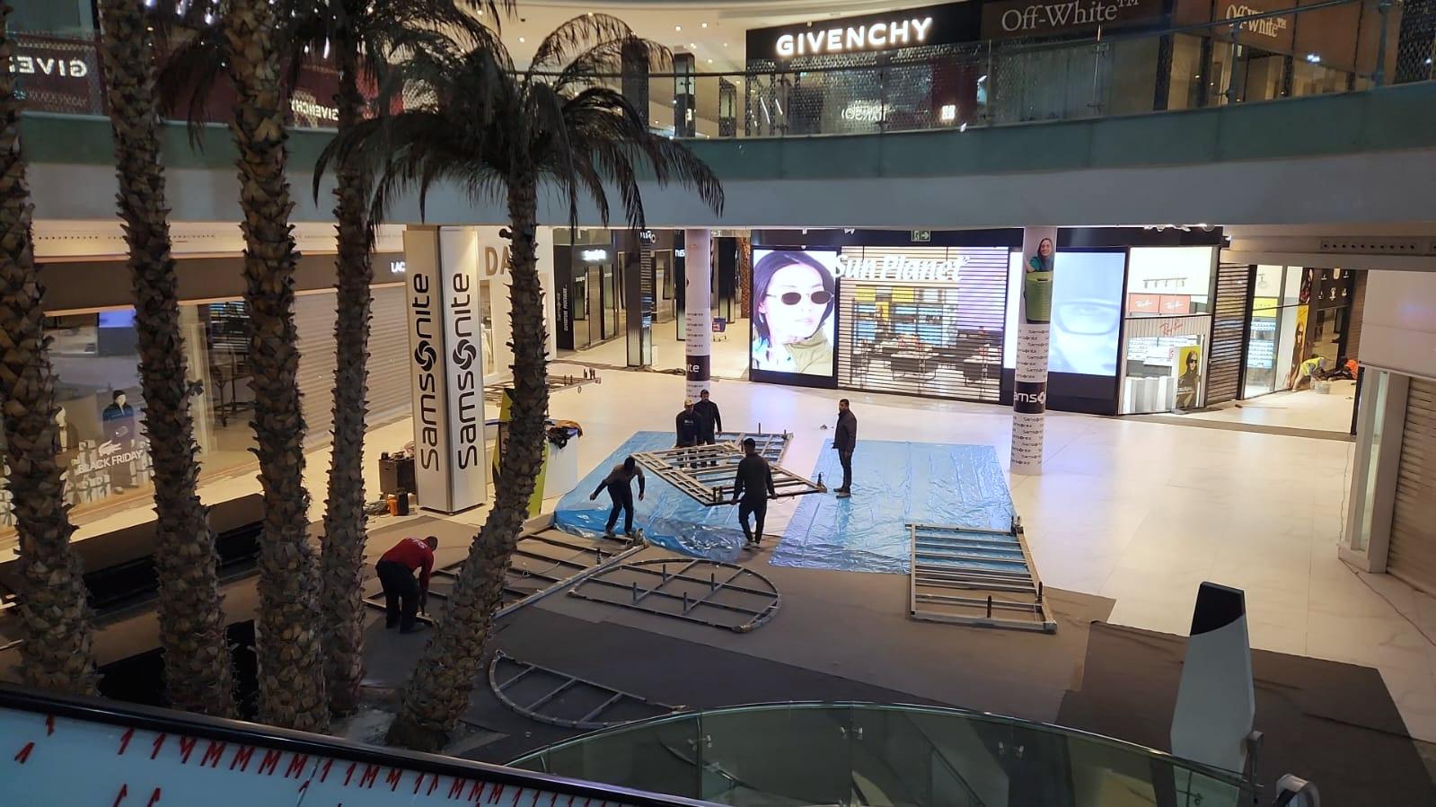 Montage de nuit d’un plancher dans l’atrium d’un centre commercial fermé.